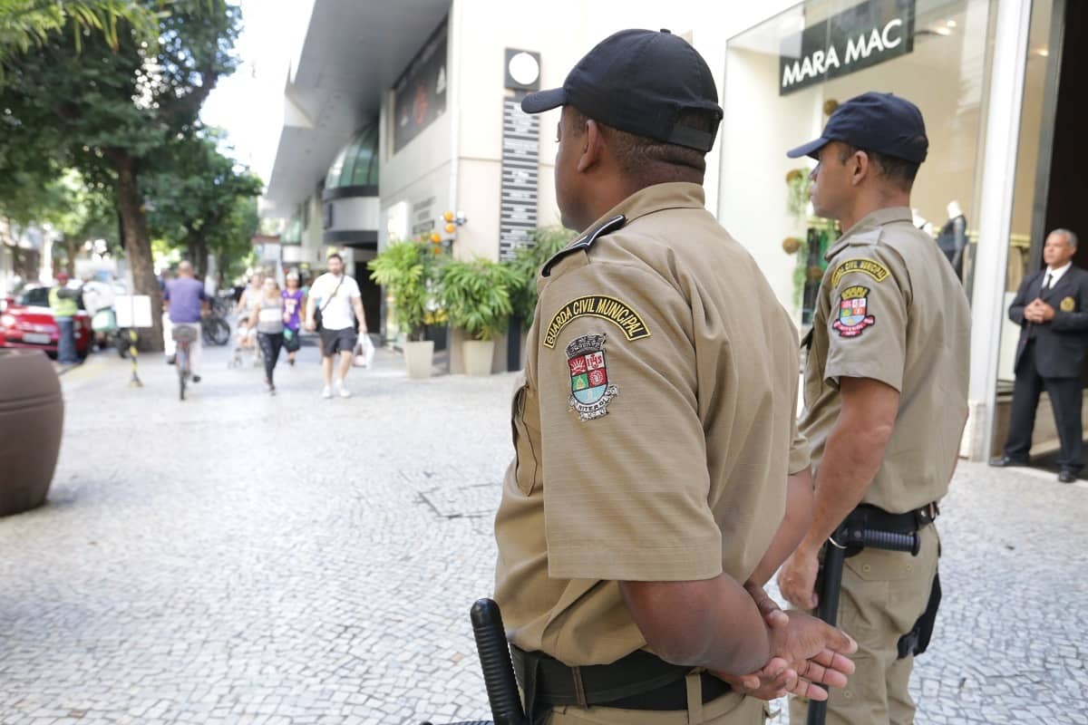 Guardas municipais de Niterói participam da prisão de dois suspeitos em uma moto