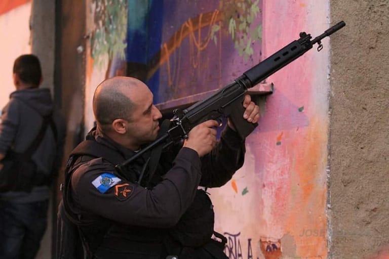 Policial baleado durante operação da PM no Complexo do Alemão foi criado em São Gonçalo